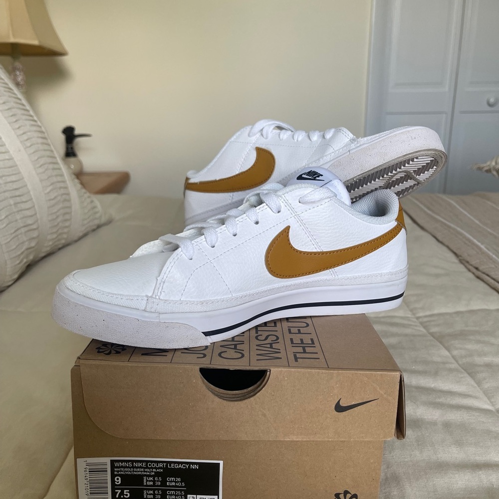 NIKE Sneakers
